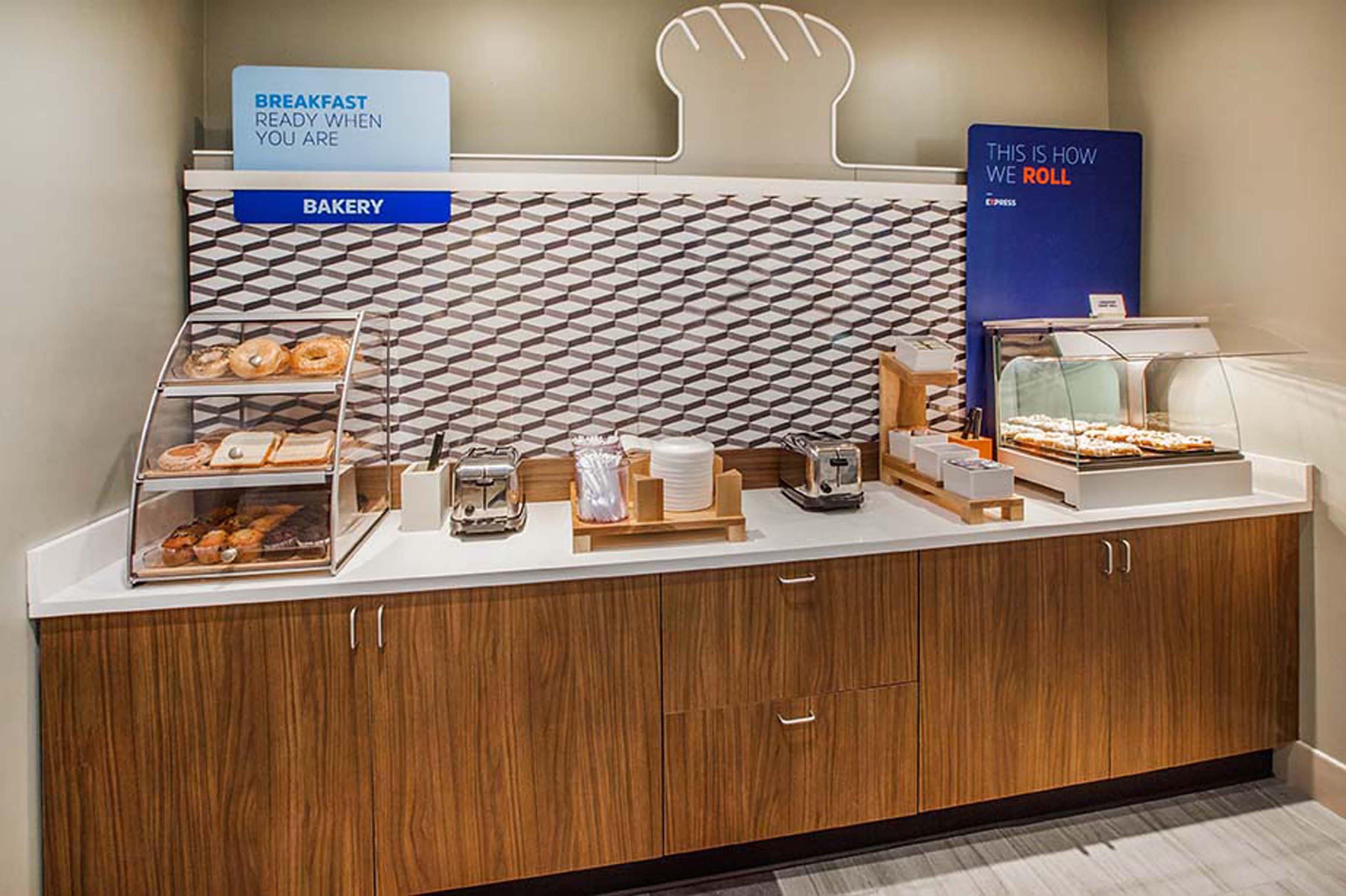 Holiday Inn Express - Chester By Ihg Экстерьер фото